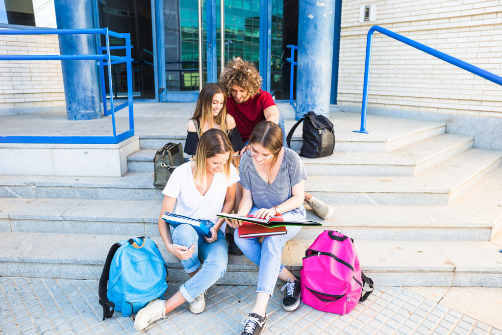 Okul Yolu Düz Gider