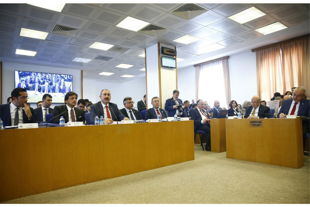 "Yaşlı, Hamile ve Çocuklar Cezalarını Evde Çekebilir"