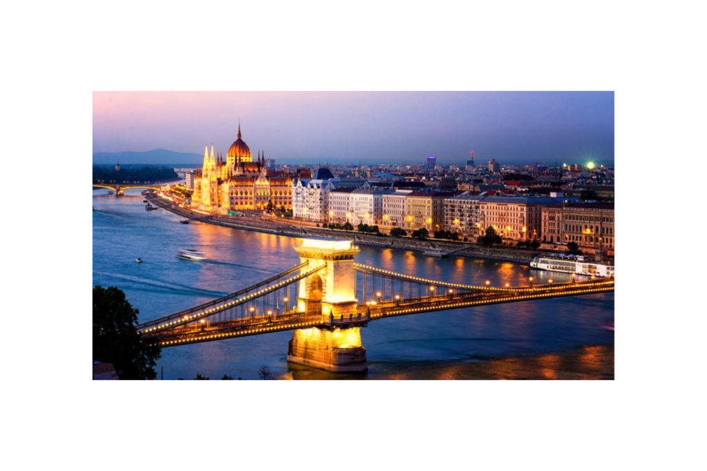 Budapeşte Sokaklarında Sevgililer Serçe ve Güvercinleri Barıştırır