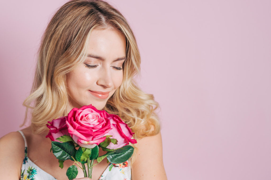 Güllerin Dikeni Yüreğini Acıttığı İçin Yorgun Düşer Kadınlar