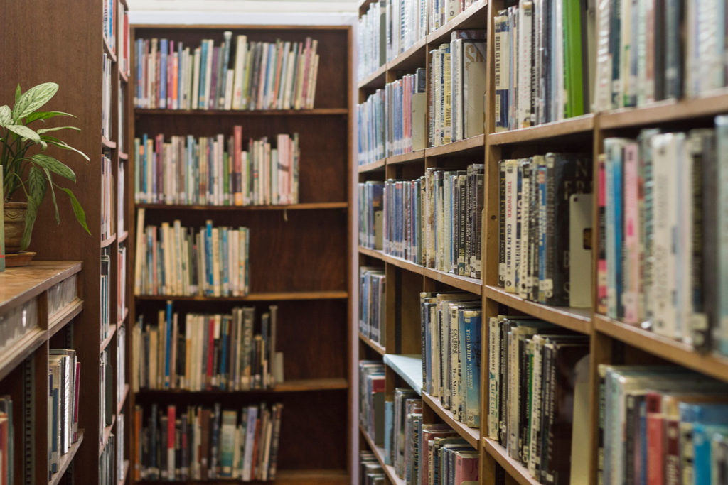 Kitap Kurdu Abdullah Amca Huzurevi ile Kütüphane Arasında Mekik Dokuyor