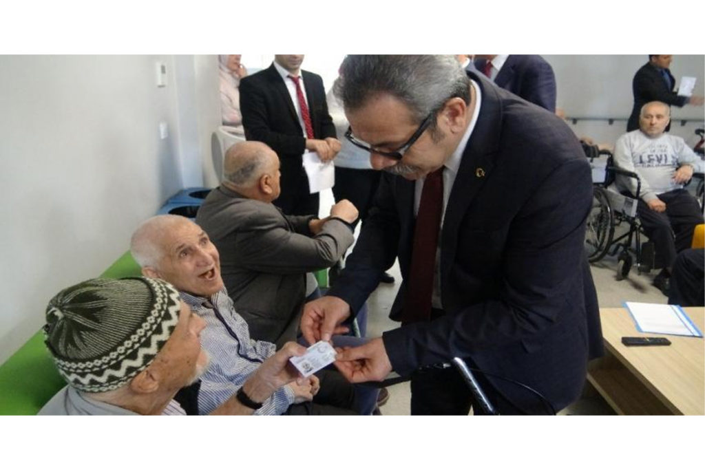 Huzurevindeki Yaşlıların Ayağına Gidiyor