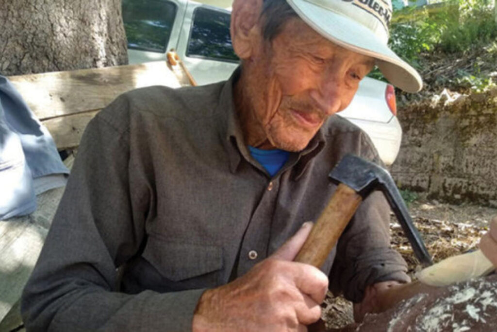 Antalya'nın Gazipaşa ilçesinde yaşayan Hasan Nuri Yiğit (86), çocukluğunda öğrendiği ağaç oyma yöntemiyle tahta kaşık yapma işini 15 yıldır sürdürüyor. Ek gelir sağlayan Yiğit, günde 5-10 kaşık yaptığını ve boyutuna göre tanesini 5- 10 liradan sattığını söyledi.
