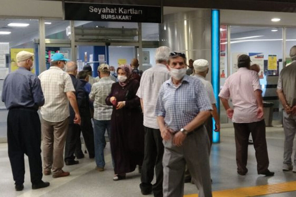 65 yaş üzeri vatandaşlar grubundan yasaklara tepki: Yeter, salgın bize ayrımcılık yaparak göğüslenemiyor