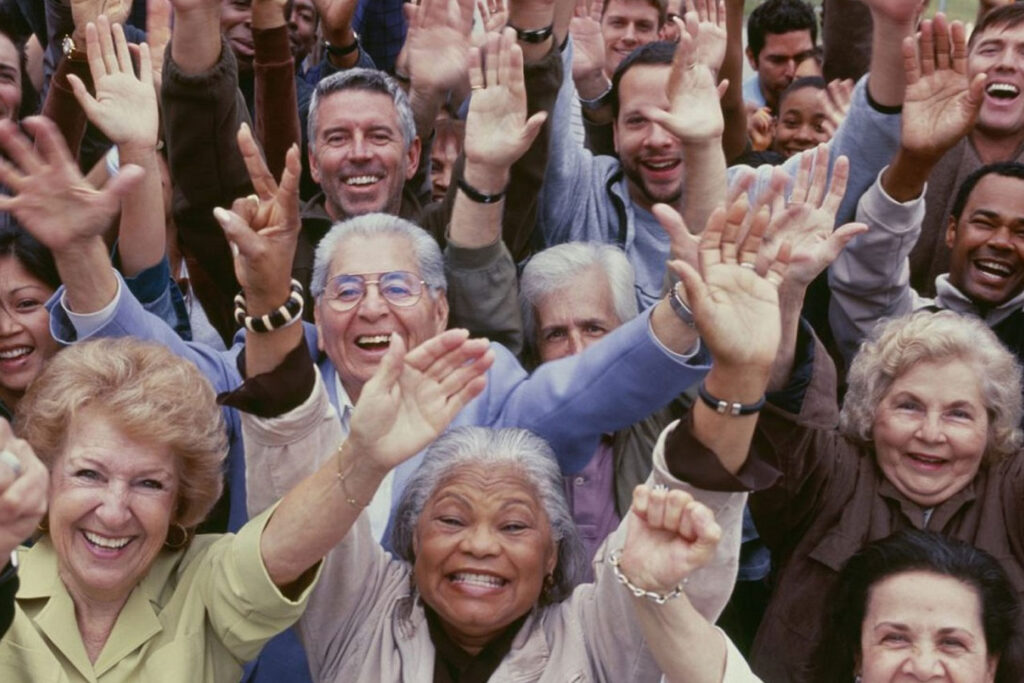 Merhaba tanıyabilir miyiz sizi? Şadiye DönümcüBen Şadiye Dönümcü, sosyal hizmet uzmanıyım. 39 yıldır kamuda, sosyal hizmetlerde çalışıyorum; sosyal hizmet uzmanı, yönetici ve araştırmacı (!) olarak. Yaşlılık bir sosyal hizmet alanı. Ben bu alanda 20 yıl çalıştım; Ankara’daki iki ayrı huzurevi müdürü, (mülga) Sosyal Hizmetler ve Çocuk Esirgeme Kurumu (SHÇEK) Yaşlı Hizmetleri Dairesi’nde Huzurevleri Şube Müdürü olarak. Sorumluluğumdaki işleri yapmanın getirisi bilgi ve deneyim kazançlarım olduğu gibi, bireysel olarak yaşlılığa dair teorik gelişmemi de sürdürdüm. Sonra ‘bir şeyler’ oldu ve zenginleşiverdim zaman yönünden. Bilvesile bana zaman hediye edenlere teşekkür ederim; ‘şer’leri hayra dönüp yazmama vesile oldukları için. Yaşlılık üzerine yazılarınız var. Yazma hikayeniz halen devam ediyor mu? Doğumu gibi büyümesi de beni keyiflendiren bianet’te yaşlılık üzerine yazmaya başladım. İlk yazım ‘Ben Bir Yaşlıyım’ yayımlandığı gün, 11 Haziran 2005, mutluluktan açıp bir daha, bir daha okumuştum. bianet’le ilk beş yıl okur düzeyinde olan ilişkimizin okur yazar ilişkisine dönüşmesi heyecan vericiydi. Her bir yazıma bir şekilde dokunarak kendinden bir renk katan her bir editörümden çok şey öğrendim. Yazmak ufkumu açtı, yüreğimi zenginleştirdi. Bazı okuyucularla sınırlı, etkili ve keyifli bir iletişim kurmama vesile oldu. Mesela yüzümde kelebekler açtıran, yazı konusu öneren, anılarını yazan, hatalarımı düzelten, hediyeler gönderen, memleketine davet eden, yaşlılığa dair kendi pratiklerini aktaran, bir yazımın kahramanının yalnızlığını paylaşmak için onunla yazışmak isteyen, içini boşaltan, rehberlik talep eden okurlar oldu. Devamı yazılara neden olan okur mektupları, hatta başka yazarların yazılarına konu olan yazılarım oldu; yazımın birinin yayımdan kaldırılmasını isteyen okurum da oldu. Bazı okurlarıma görüşlerini -zorla- yazıya döktürdüğüm, çevremdekilerin görsellerini kullandığım, meslektaşlarıma torpil geçip kitaplarını tanıttığım, bazı tanıdıklarımı ‘bak seni yazarım ha’ diyerek tehdit ettiğim de oldu. Yazmak bana çok iyi, adeta terapi gibi geldi. Karnımın şişi indi, kafamın içi boşaldı, yüreğimde turna kuşları uçtu yazarken. Satırlarımın arasına saklandığımda, sıkça ebelendim. Başlangıçta en acımasız okurlarım olan kızlarım alt metinlerde benimle karşılaştıklarında “Aaa, anne, burada sen varsın” dediler, manidar. Tanı(ma)dığım insanlar kendilerini buldu satırlarımın arasında. Süreç içerisinde ‘biçem’im oluştu. İlerleyen mesleki yaşımın getirisi olan başta yaşlılık ve diğer sosyal hizmet alanlarına ilişkin birikimim ile ‘hayatın şiir ve sair halleri’ne ilişkin yazılarımın sayısı ‘sahne’ adımla yazdıklarım hariç beş yüzü aştı. Bu arada; editörlüğünü yaptığım “Yaşlılık El Kitabı” SHÇEK Yayını -1996, Yazdığım “Yaşamla Bütünleşmiş Bir Mesleğin Öyküsü: Sema Kut & Sosyal Hizmet”. Sosyal Hizmet Uzmanları Derneği Yayını -2004, Bölüm yazarlığı yaptığım “Türkiye’de Hak Temelli Sivil Toplum Örgütleri: Sorunlar ve Çözüm Arayışları” STGM Yayımı -2011- Yazdığım “Dokunsan Kırılan Dokunmasan Kuruyan İnsanlar” Dipnot Yayınları. Haz.2012- yayım çalışmalarım oldu. Yine yaşlılıkla ilgili olarak ulusal ve uluslararası bilimsel toplantılarda tebliğler sundum, gazete ve dergilere röportaj verdim, radyo ve televizyon programlarına konuk oldum. TRT yapımı olan, yaşlılık dönemi sorunlarını işlendiği ‘Mavi’ ve ‘Ömür Dediğin’ programlarına danışmanlık (ve metin yazarlığı) yaptım. Yaşlılık alanında çalışan STÖ’leriyle işbirliğim bir şekilde sürdü. Aktivist/danışman kimliğimle (örn: Alzheimer Derneği Mersin Şubesi eğitim kamplarına, bazı üniversitelerin düzenlediği yaşlılık temalı çalıştaylara vb.) katıldım. Bazı sosyal hizmet projeleri ile bazı bilimsel çalışmalara gönüllü destek verdim. Hacettepe Üniversitesi İİBF Sosyal Hizmet Bölümünde 2014-2015 ve 2015-2016 akademik yıllarında “Yaşlılarla Sosyal Hizmet” dersi verdim. Yazdığım bir yaşlı portresiyle katıldığım yarışmada çamaşır makinası bile kazandım. bianet’’te yayımlanan otuz dört yaşlı portresi kitap oldu. İki kitap taslağım da yayımlanmayı bekliyor. ‘Yaşlıyım Haklıyım’ çalışmanız nasıl ortaya çıktı? Üç kez kalkıştım bianet’te yayımlanan yazılarımı bir yerde toplamaya. Zorlu bir işti, bitiremedim; ekonomik, zaman yetersizliği vb. nedenlerle. Kararlıydım 2020 yılında yazılarımın yer aldığı bir web sitesini hayata geçirmeye; ama nasıl olacağı konusunda bilgim yoktu. Derken Avrupa Birliği Sivil Düşün Programı’na (savunuculuk ve kampanya desteği kategorisinde ana çalışma alanı yaşlı hakları, yan çalışma alanları dijital haklar ile şeffaflık ve bilgiye erişim hakkı) Yaşlıyım Haklıyım adlı çalışmayla ve aktivist kimliğimle başvurdum. Sivil Düşün sayesinde, Yaşlıyım Haklıyım web sitem kuruldu, sosyal medya sayfa ve hesapları açıldı ve yürütülüyor. Çalışmalarınızı web sitesi ve sosyal medya aracılığıyla gerçekleştiriyorsunuz? Neden ‘Yaşlıyım Haklıyım’ web sitesi? Bu siteyi yaşlılığın getirisi çok yönlü kayıp ve gerilemeler nedeniyle toplumda geri plana itilerek ayrımcılığa uğrayan, mevcut olanaklara erişemeyen, haklarını bilmeyen yaşlılar ve yaşlanmakta olanlar ile yaşlılığa dair bilgi gereksinimi olanlar için kurmak istedim. Kurulacak “Yaşlıyım, Haklıyım” adlı web sitesi ile açılacak sosyal medya hesapları aracılığıyla; gereksinimi olanların yaşlılık dönemine dair bilgilere erişmeleri, yaşlı nüfusun hak savunuculuğunu yaparak hayat alanlarını genişletmeye katkı vermeyi yaşlı haklarının savunulması ve izlenme kapasitesinin arttırılmasına katkı sağlamayı, hak temelli yaklaşımla insan onuruna yaraşır bir yaşam sürdürmeleri amacıyla yaşlılığa dair konularda rehberlik yapmayı, yaşçılığa dair sınırlı verilen savaşıma katkı vermeyi, yaşlıların kültürel ekonomik-politik sosyal yaşam ile yaşam boyu öğrenmeye katılımlarının sağlanması, sürdürülmesi amacıyla hazırlanan programları duyurmayı hedefledim. Dahası yaşlıların dijital haklarını kullanabilmesi, dijital ortamda bilgiye ve kültüre erişme, içerik oluşturma ve gerektiğinde yayma ayrıca internet yoluyla gelişme hakkını kullanmalarına destek vermeyi, yaşlılık alanında çalışan sivil toplum kuruluşlarının etkinliklerini duyurmayı, (sosyal) medyada yayımlanan yaşlılara dair haberleri izlemeyi, ülkemizde yaşlı bireylerin ‘eksik yurttaş’ değil ‘yurttaş’ olmaları için yaşlılık ilkeleri/hakları konusunda farkındalık yaratmayı, yaşlılık alanında hak temelli çalışan sınırlı sayıdaki sivil toplum kuruluşuna mütevazı rehberlik yapmayı, bireysel düzeyde iletişim kuran takipçilere, talepleri doğrultusunda ve bilgi deneyim sınırlarımın dahilinde destek olmayı da hedefledim. Sitem ve bağlı diğer sosyal medya hesap ve sayfaları hayata geçeli henüz bir yıl oldu. Sonuçtan mutluyum desem… Neredeyse her gün yeni yazı ve haberlerle güncellenen bir site oldu. Hatta bir takipcimin deyimiyle “her gün çıkarılan bir yaşlılık gazetesi gibi”. Bu tür çalışmaları finans desteği olmadan yürütmek zor. Dilerim yolu hep açık olur, sitenin. Neden yaşlı hakları peki? Ülkemizde yasalar ile güvence altına alınmış haklardan olmadığı için, Birleşmiş Milletler Örgütü (BMÖ) Dünya Yaşlılar Asamblelerinde saptanan Yaşlılık İlkeleri ve Yaşlanma Uluslararası Eylem Planı ile Türkiye’de Yaşlıların Durumu Ve Yaşlanma Ulusal Eylem Planı (2013) dayanağında ülkemizde yaşlı haklarının tanınması için savunuculuk ve lobi faaliyetlerine büyük gereksinim olduğu için, yaşlı haklarının geliştirilmesi için çok yönlü çaba harcanması gerektiği için, yaşlıların yaşlılık konusunda bilgilenmesi durumunda haklarını koruyabileceği ve savunabileceğini düşündüğüm için yaşlı hakları. Tüm dünyada hakları kısıtlanmış bir azınlık olan yaşlıların konumunu çoğu kez toplumsal inanç, geleneklerin belirlediğinden hareketle toplumun yaşlılığa dair önyargıları bireyleri daha yaşlanmadan yani daha doğrudan ilgilendirmeden koşullandırdığı ve “yaşçı” yaptığı için, bir ‘durum’, bir ‘kurum’ ve ‘politik bir değişim’ olan yaşlılık döneminde ‘yaşçılık’(Agizm) ile savaşılarak ön yargıların yıkılması ve günümüz kurbanlarının haklarının savunulması gerektiği için yaşlı hakları. Birleşmiş Milletler Yaşlılık İlkeleri (1982) ve Yaşlanma Uluslararası Eylem Planı ( 2002) ile Türkiye’de Yaşlıların Durumu Ve Yaşlanma Ulusal Eylem Planı (2013) dayanağında yaşlıların başta bağımsızlık, katılım, bakım, kendini gerçekleştirme, itibar olmak üzere tüm haklarının aktivistler sivil toplum tarafından sorgulanması, savunulması, kamu kurumları üzerinde baskı unsuru olunması durumunda; yaşlıların hakları konusunda bilgilenmesi, haklarını koruyabilmesi ve haklarını savunabilmesinin mümkün olacağına inandığım için yaşlı hakları. Ve tüm bunlara bir nebze, mütevazı bir katkı için “Yaşlıyım, Haklıyım” web sitesini kurmak istedim. ‘Yaşlıyım Haklıyım’ çalışması ile neyi amaçlıyorsunuz? Yaşlıyım haklıyım çalışması benim için, kişisel olarak da önemli. Yaşlandıkça dünya bir nebze küçülüyor, denir ya. Benim de küçülmeye başladı; 62 yaşındayım, yakında emekli olacağım ve bu beni birazcık ürkütüyor; yaşlılık dönemine dair yaptığım planları, kurduğum hayalleri ekonomik, sağlık vb. nedenlerle hayata geçiremezsem kaygısıyla. Kalan yaşam süremde torun Atlas’ın ve olası diğer torunlarımın keyfini çokça yaşamak ve onlara anlatacağım yeni yaşantılar deneyimlemek istiyorum bolca. Karınca kararınca; yaşlılık alanına dair farkındalık ve yaşlı hakları konusundaki savunuculuk çalışmalarına (etkisi çok sınırlı olsa da) katkı vermek, toplumda geri plana itilen, ayrımcılığa uğrayan, gelişmesi engellenen, mevcut olanaklardan adil yararlanamayan bir grup olan yaşlılara dolaylı ve çok sınırlı katkı vermek, sivil topluma gereksinim duyduğu duyacağı bazı bilgileri derli toplu ve sıkça güncelleyerek bir arada servis etmek, sivil toplum kuruluşlarının politika üretme ve strateji geliştirmelerine ve yapacakları farkındalık çalışmalarına dolaylı katkı vermek istiyorsam da; çalışmanın sınırları nihayetinde belli: bilgi edindirmek ve farkındalık yaratmak.